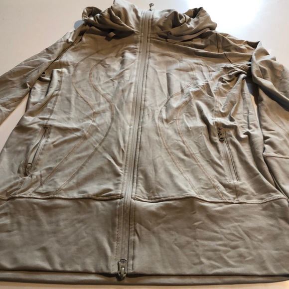 Like new lululemon lightweight hooded jacket - Picture 7 of 8